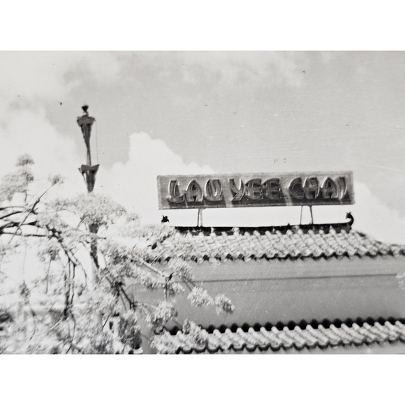 RPPC Lau Yee Chai in Waikiki, Hawaii Chinese Architecture Postcard 1940's - Picture 2 of 3